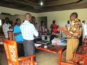 people learning to read Anyi